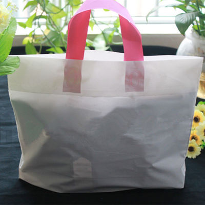 Η άσπρη στερεά λιανική τσάντα αγορών προσάρμοσε την αδιάβροχη πλαστική τσάντα δώρων μεγέθους εύκολη να φέρει με μια λαβή