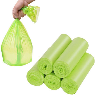 Τα πράσινα βιοδιασπάσιμα απορρίμματα τοποθετούν τις πλαστικές διασπάσιμες τσάντες απορριμάτων σκουπιδιών για το αυτοκίνητο γραφείων κουζινών σε σάκκο